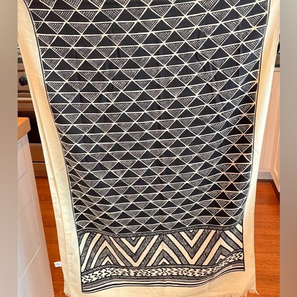 Givenchy shawl - Picture 3 of 3